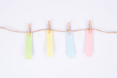 İpte asılı renkli etiket izole edilmiş beyaz arkaplan