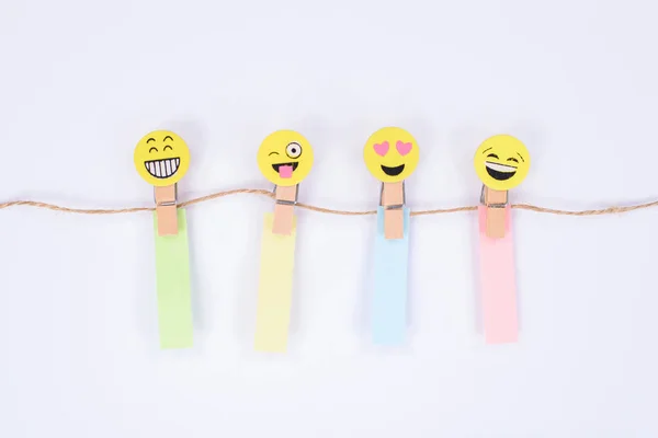 Fénykép négy vidám mosolygós arcok különböző reakció lóg — Stock Fotó