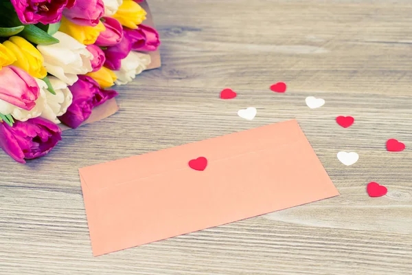 Close-up foto van pastelrode envelop met zachte poëzie binnenin — Stockfoto