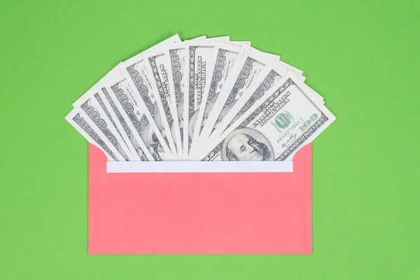 銀行の概念からの信用預金のお金を得る 上の図は 明るい緑の背景に隔離されたお金でいっぱいの赤い封筒の写真 — ストック写真