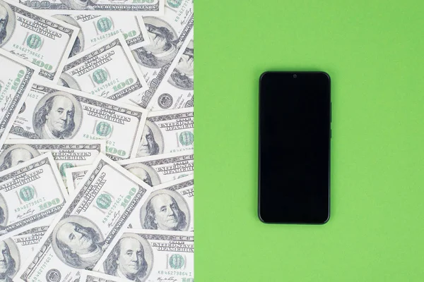 上のフラットレイアップビュー半分明るい緑とお金の印刷パターンテンプレートの背景に隔離されたタッチスクリーンを持つスマートフォンの写真 — ストック写真