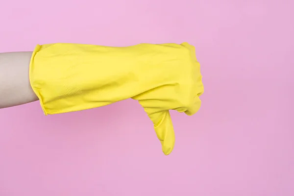クロップドクローズアップ側のプロフィール写真黄色の明るい手袋で手の親指を示す孤立したパステルの背景 — ストック写真