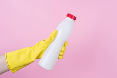 Çevre kavramını koru. Kırmızı kapaklı, boş bir plastik şişeyi tutan birinin yakın plan fotoğrafı.