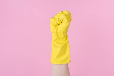 Güç kavramı. Havadan izole edilmiş pembe arka planda büyümüş yumruğun yakın plan fotoğrafı.