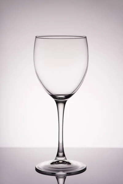 Gri Beyaz Arka Planda Izole Edilmiş Temiz Şeffaf Şarap Kadehinin — Stok fotoğraf