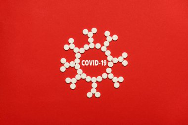 Coronavirus mikroskop yapısı konsepti. Üst üstte, beyaz yuvarlak haplardan yapılmış Coronavirus 'un boş boşluğu kopyalayarak izole edilmiş resmi duruyordu.