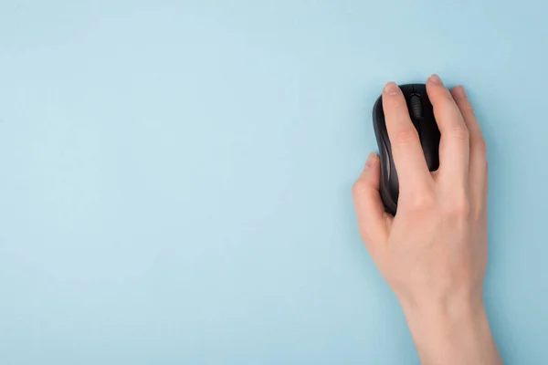 上の写真は ワイヤレスコンピュータのマウスを使って必要な情報を検索した手の写真です — ストック写真