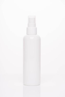 Kutu merhem markalaştırma konsepti. Pompanın dikey fotoğrafı beyaz arka planda izole edilmiş temiz bir losyon şişesi.