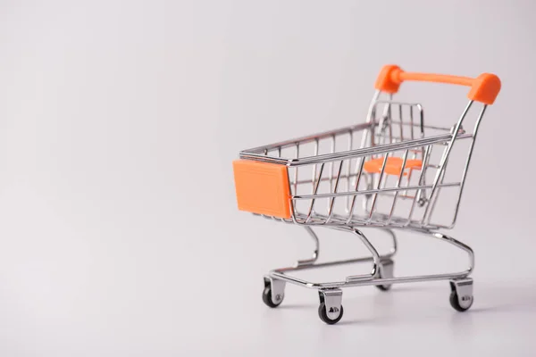 Einkaufskonzept Nahaufnahme Foto Von Kleinen Schubkarren Mit Orangefarbenen Elementen Isoliert — Stockfoto