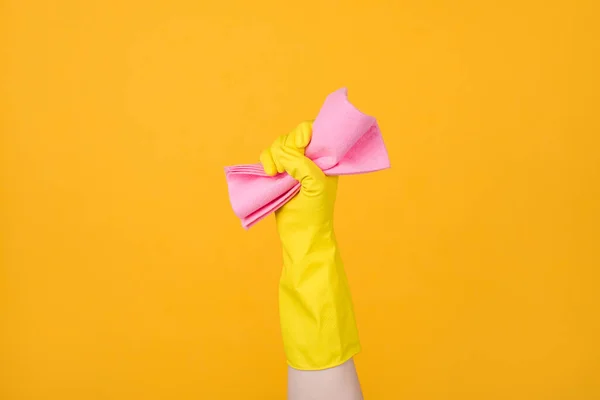 家事の概念 黄色の背景に孤立ピンクのダストゴムを保持黄色の手袋で手の作物の写真 — ストック写真
