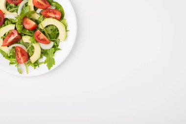 Sağlıklı beslenme konsepti. Yukarıdaki yakın plan fotoğrafta, sol üst köşesinde zeytinyağı bulunan bir salata tabağı beyaz arka planda izole edilmiş.