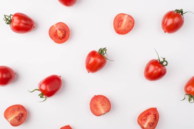 Yukarıda beyaz arka planda izole edilmiş vişne domateslerinin resmi var.