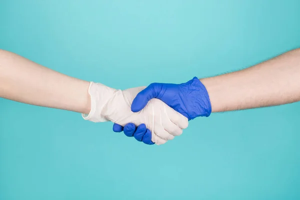 医者と患者の会議の概念 コンセプト 手袋を着用した女性と男性のクロップアップ写真は ターコイズブルーの白い背景に隔離された手を振ることによって互いに挨拶します — ストック写真