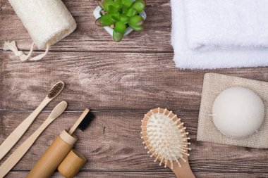 Yukarıdan bakıldığında eko banyo malzemeleri ve ahşap arka planda izole edilmiş sulu bir ürün merkezi boş.