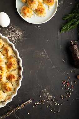 Tavadan ve tabaktan yapılmış çerçeve köfte, dereotu, yumurta ve sca