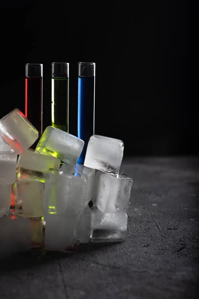 Kolorowe Drinki Szklanych Tubkach Kupie Lodu Ciemne Tło Atmosferyczny Obraz — Zdjęcie stockowe