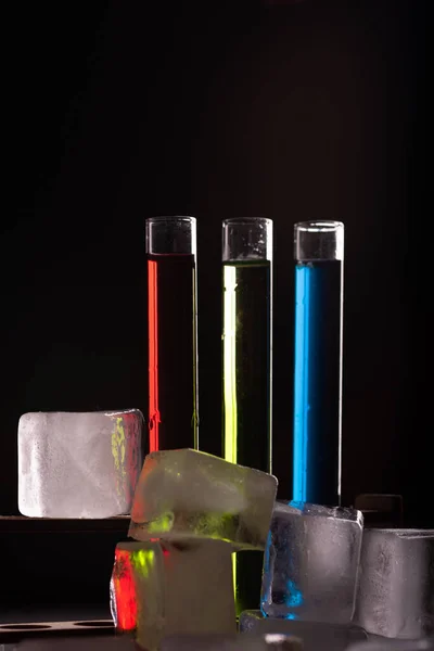 Kolorowe Drinki Szklanych Tubkach Kupie Lodu Ciemne Tło Atmosferyczny Obraz Obrazek Stockowy