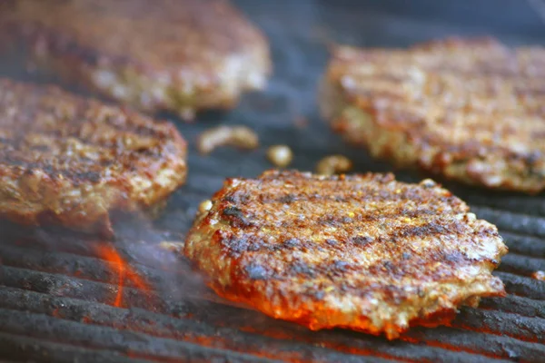 Flaming grillad hamburgare — Stockfoto