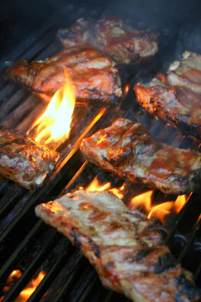 Flaming grill ribs for the party — Stock Photo, Image