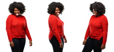 Genç güzel Afrika artı boyutu modeli kamera işareti itaatsizlik, protesto ve saygısızlık dilini dışarı yapışmasını beyaz arka plan üzerinde izole. Koleksiyon kompozisyon 3 resimler kolaj