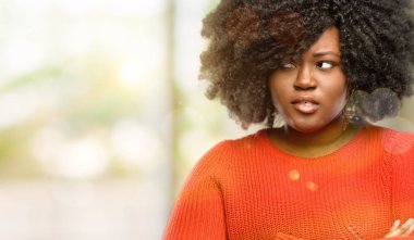 Güzel Afrikalı kadın kendinden emin ve mutlu yan, açık seyir büyük bir doğal gülümseme ile