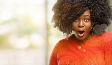 Güzel Afrikalı kadın mutlu ve ifade wow jest, açık tezahürat