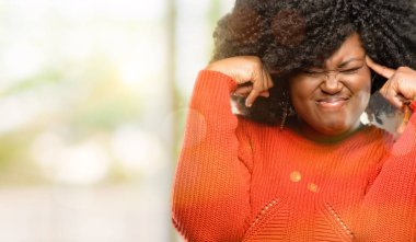 Güzel Afrikalı kadın şüphe ifade, şaşırtmak ve kavramı, belirsiz gelecek, açık merak ediyorum