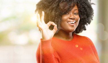El ile ok işareti yapıyor güzel Afrikalı kadın hareketi, açık onaylama