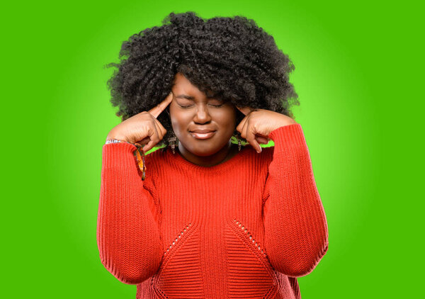 Красивая африканская женщина сомневается в выражении, путать и удивляться концепции, неопределенное будущее
