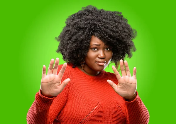 Vacker Afrikansk Kvinna Äcklad Och Arg Hålla Händer Stop Gest — Stockfoto