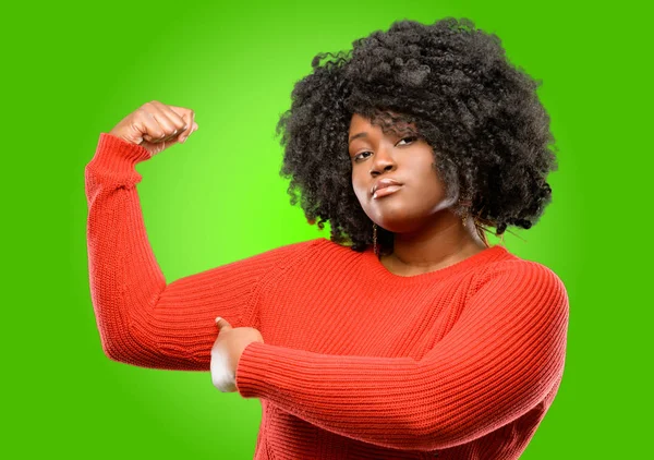 Mulher Africana Bonita Apontando Bíceps Expressando Força Conceito Ginásio Vida — Fotografia de Stock