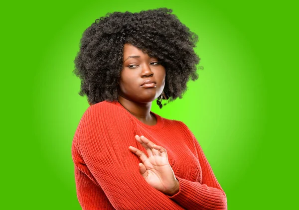 Güzel Afrikalı Kadın Sinirli Öfkeli Olumsuz Duygu Biriyle Rahatsız Ifade — Stok fotoğraf