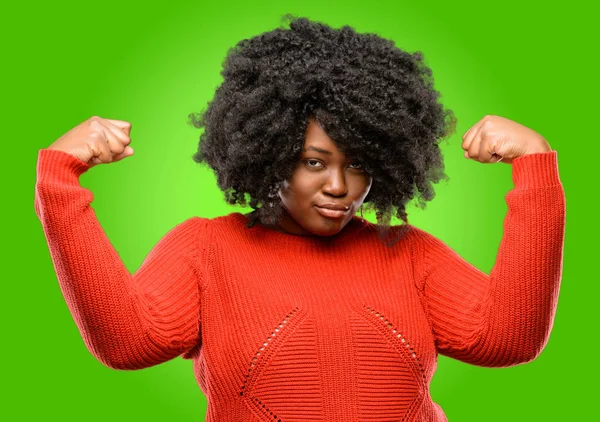 Mulher Africana Bonita Mostrando Bíceps Expressando Força Conceito Ginásio Vida — Fotografia de Stock