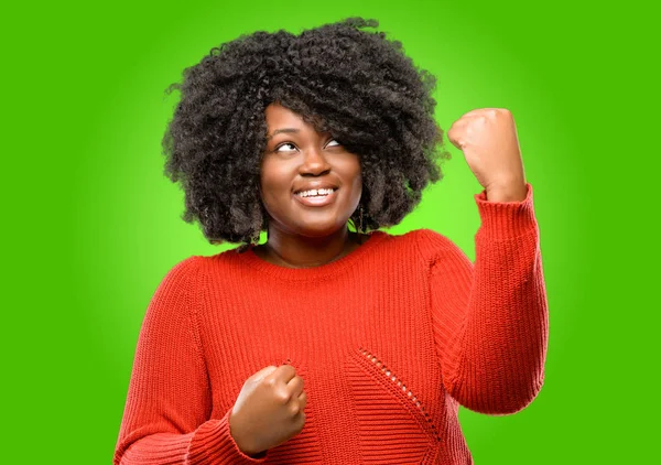 Mulher Africana Bonita Feliz Animada Celebrando Vitória Expressando Grande Sucesso — Fotografia de Stock