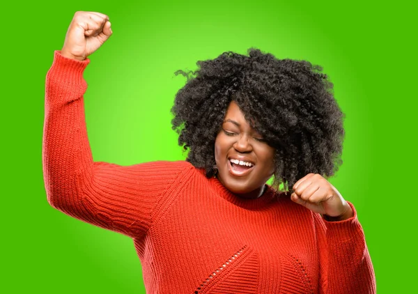 Mulher Africana Bonita Feliz Animada Celebrando Vitória Expressando Grande Sucesso — Fotografia de Stock
