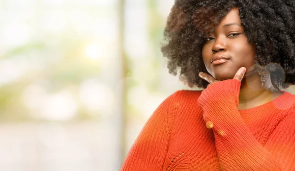 Hermosa Mujer Africana Pensando Pensativo Con Cara Inteligente Aire Libre —  Fotos de Stock