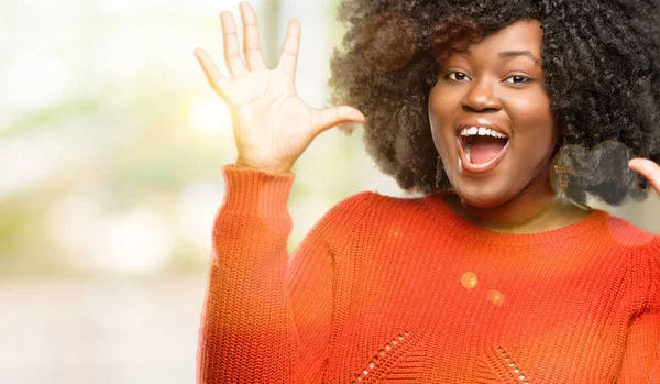 Hermosa Mujer Africana Feliz Sorprendida Animando Expresando Wow Gesto Aire — Foto de Stock