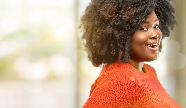 Hermosa Mujer Africana Segura Feliz Con Una Gran Sonrisa Natural —  Fotos de Stock