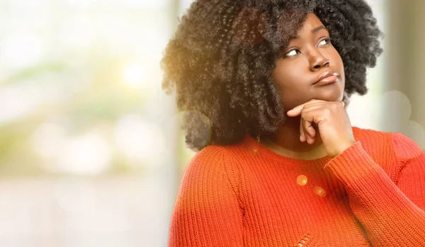 Mulher Africana Bonita Pensando Olhando Para Cima Expressando Dúvida Maravilha — Fotografia de Stock