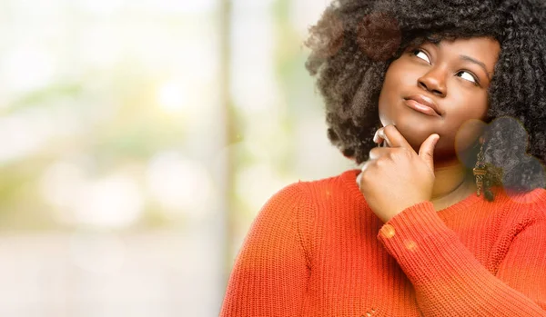Beautiful African Woman Thinking Looking Expressing Doubt Wonder Outdoor — Stock Photo, Image