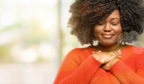 Mulher Africana Bonita Com Mãos Coração Expressando Amor Conceito Saúde — Fotografia de Stock