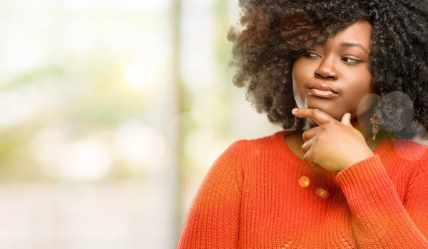 Mulher Africana Bonita Dúvida Expressão Confundir Maravilha Conceito Futuro Incerto — Fotografia de Stock