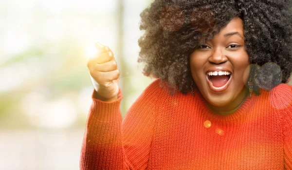 Красива Африканська Жінка Щаслива Здивована Весела Виражаючи Жест Відкритому Повітрі — стокове фото
