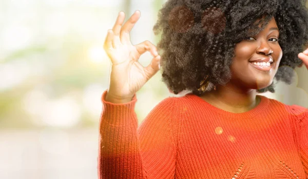 Hermosa Mujer Africana Haciendo Gesto Signo Con Ambas Manos Expresando — Foto de Stock