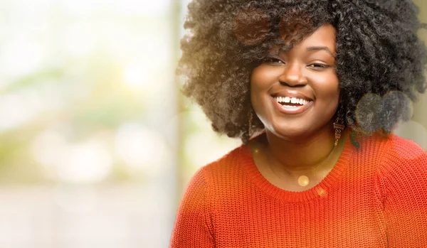 Hermosa Mujer Africana Segura Feliz Con Una Gran Sonrisa Natural —  Fotos de Stock