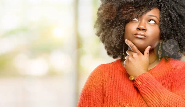 Mooie Afrikaanse Vrouw Twijfel Expressie Verwarren Vraag Concept Onzekere Toekomst — Stockfoto