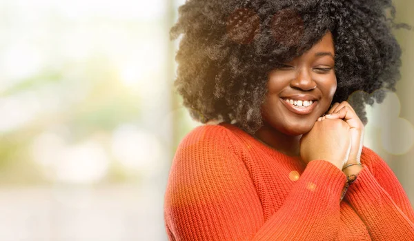 Mulher Africana Bonita Confiante Feliz Com Grande Sorriso Natural Rindo — Fotografia de Stock