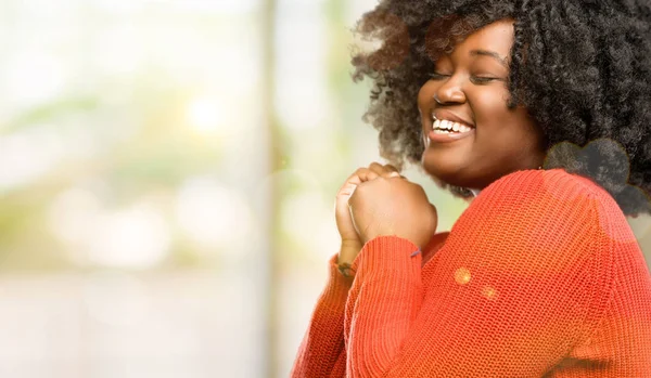 Mulher Africana Bonita Confiante Feliz Com Grande Sorriso Natural Rindo — Fotografia de Stock