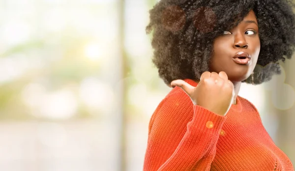 Hermosa Mujer Africana Feliz Sorprendida Animando Expresando Wow Gesto Apuntando —  Fotos de Stock