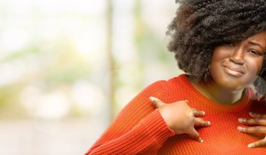 Güzel Afrikalı kadın mutlu ve ifade wow jest, açık tezahürat